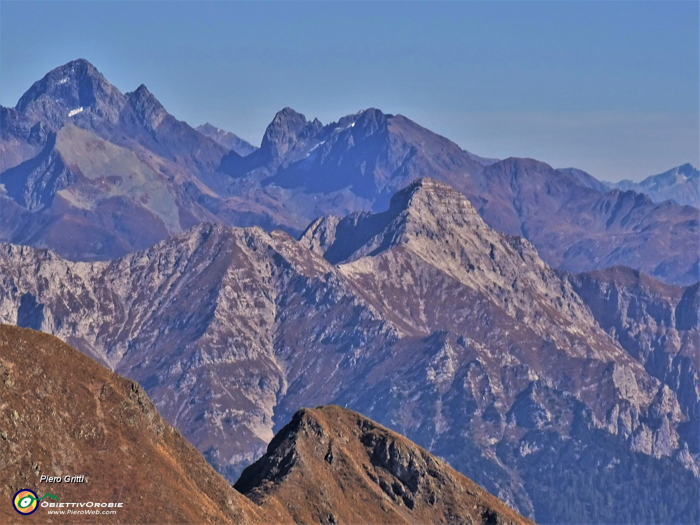 42 Maxi zoom in Pegherolo (2369 m) in primo piano e Pizzo del Diavolo (2916 m) in secondo piano a sx.JPG